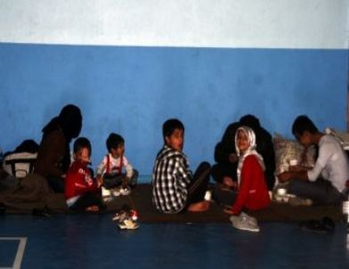 Afgan Mülteciler, Sivas'ta Spor Salonunda Konaklıyor