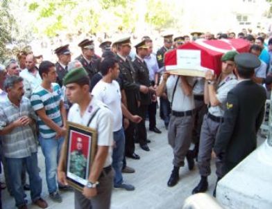 İntihar Eden Asker Gözyaşlarıyla Toprağa Verildi