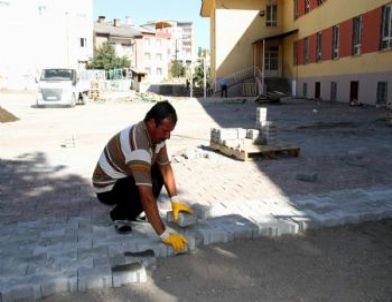 Okul Bahçeleri Düzenleniyor