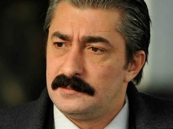 Erkan Petekkaya 'Öyle bir geçer zaman ki' dizisini neden bıraktığını açıkladı...