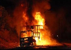 Teröristler Tunceli'de tır yaktı