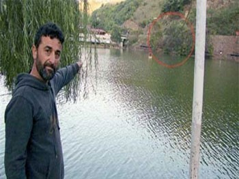 Öpüşenlere kızdı gölü ikiye ayırdı