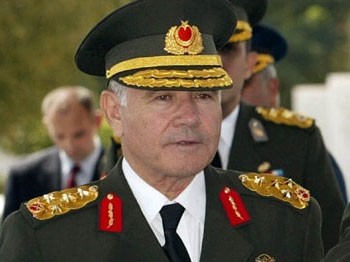 Aytaç Yalman'dan Emin Çölaşan'a 'Bey' fırçası