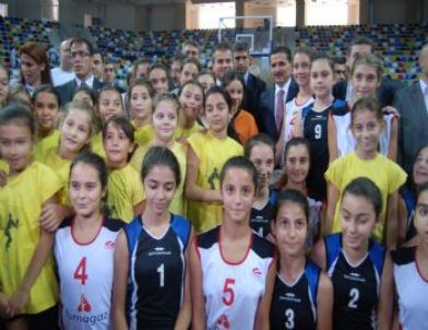 Bakan Kılıç Spor Salonunda İncelemelerde Bulundu