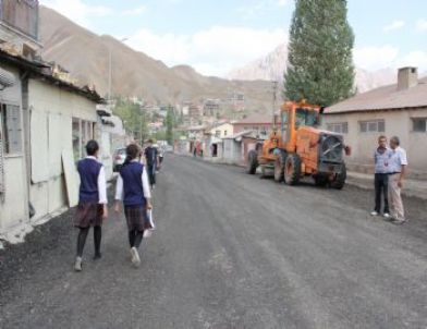 Hakkari’de Tahrip Olan Caddeler Onarılıyor