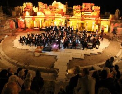 Efes Antik Tiyatro'da Muhteşem Konser