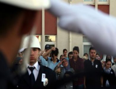 Oğlunu Son Yolculuğuna Polis Selamıyla Uğurladı