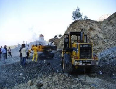 PKK’lılar Madencilerin İş Makinelerini Yaktı