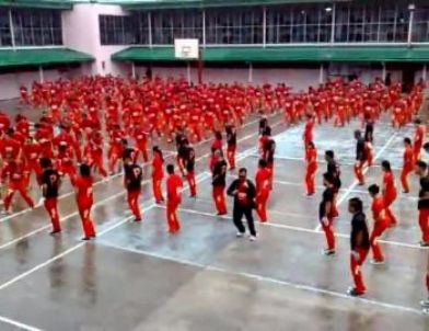 Bin Mahkum, Aynı Anda Gangnam Style Dansı Yaptı