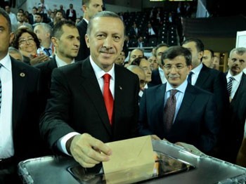Başbakan Erdoğan yeniden genel başkan seçildi