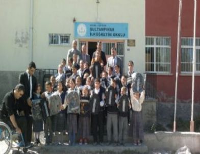 Sakatlar Derneği Okullara Çanta Dağıttı