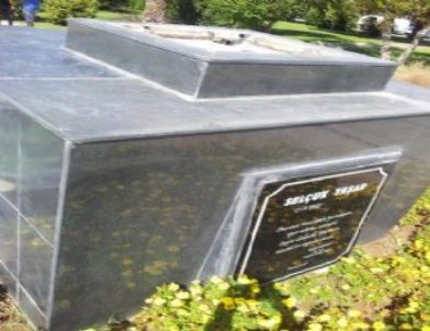 İzmir'deki Selçuk Yaşar Anıtına Saldırı