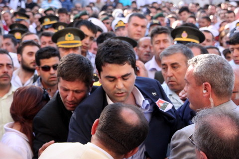 Başını tabuta çarptı kaşı açıldı