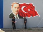 Cumhuriyet Parkına Dev Atatürk Portresi ve Türk Bayrağı