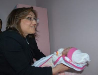 Bakan Şahin, Denizli'de Yeni Yılın İlk Bebeğine Altın Taktı
