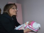 Bakan Şahin, Denizli'de Yeni Yılın İlk Bebeğine Altın Taktı
