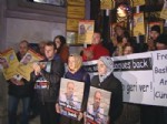 Gazeteciler, Bashar Kadumi İçin Konsolosluk Önünde Toplandı