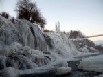 BENDİMAHİ ÇAYI - Van’ın Muradiye Şelalesi Kısmen Dondu