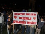 Yılbaşında Pankartlı Evlilik Teklifi