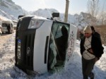 MUSTAFA KARABACAK - Gümüşhane’de Maden İşçilerini Taşıyan Servis Minibüsü Kaza Yaptı: 9 Yaralı