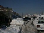 OTO PAZARI - Kar Galerinin Sundurmasını Çökertti, Araçlar Zarar Gördü