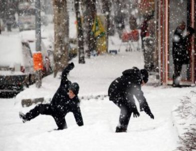 Tokat’ta Buz Pistine Dönen Yollarda Vatandaşların Zor Anları