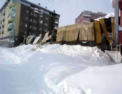 Yüksekova’da Bir Halı Sahanın Daha Çatısı Çökü
