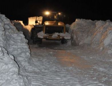 Bitlis’te Karla Mücadeleye Gece De Devam Ediliyor