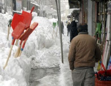 Okul Harçlığını Çıkarmak İçin Kar Tatilinde Kar Küreği Satıyor