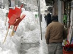Okul Harçlığını Çıkarmak İçin Kar Tatilinde Kar Küreği Satıyor