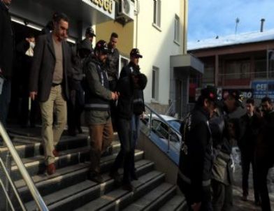 Polise Bıçakla Saldıran Hırsızlık Zanlısı Tutuklandı