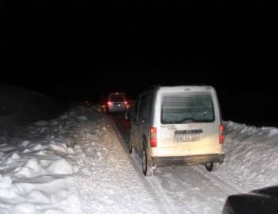 Taziye Giden Konvoy Köy Yolunda Mahsur Kaldı