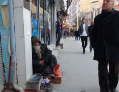 30 Yıldır Sokakta Yaşayan Şahıs Yetkililerden Yardım Bekliyor