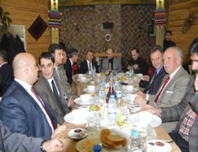 Ardahan’da Bürokratlar Yemekte Bir Araya Geldi