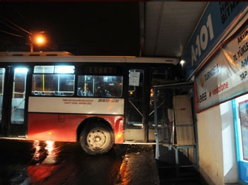 Davetsiz misafir markete daldı