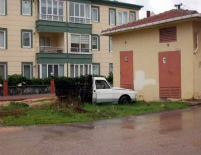 Terk Edilmiş Araç Mahalle Sakinlerini Tedirgin Ediyor