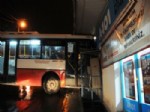 BELEDIYE OTOBÜSÜ - Virajı Alamayan Belediye Otobüsü Markete Çarparak Durdu