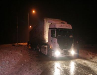 Buzlu Yolda Kayan Otomobil Polis Aracına Çarptı