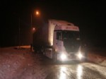Buzlu Yolda Kayan Otomobil Polis Aracına Çarptı