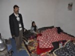 DONMA TEHLİKESİ - Kapı ve Pencereleri Olmayan Evde Kalan Aile Donma Tehlikesi Geçiriyor