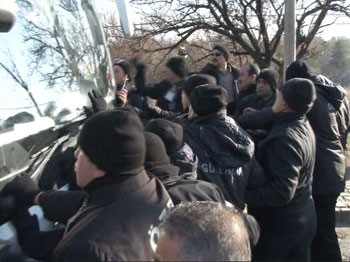 Bu kez de minibüs sürücüleri ile özel güvenlikler birbirine girdi