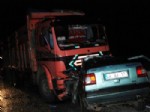 FETHIYE BELEDIYESI - Fethiye’de Alkol Kazası... Otomobil Kamyonun Altına Girdi: 3 Ölü