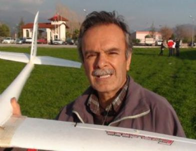 Hem Yamaç Paraşütü Yapıyor, Hem Model Uçakla Uçuyor