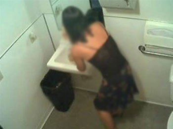 Her şey tavanda yanıp sönen ışıkla ortaya çıktı