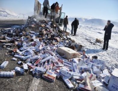 Kaçak Sigara Yüklü Kamyonette Yangın