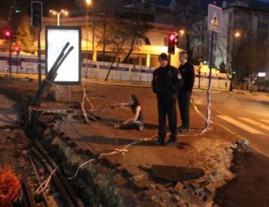Ölüme Böyle Gitmek İsteyen Alkollü Bayanı Polis Ekipleri Kurtardı