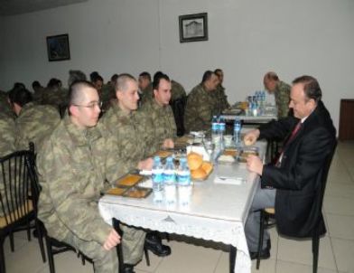 Vali Kızılcık, Kısa Dönem Erlerle Karavanadan Yemek Yedi