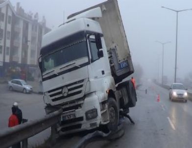 Yoğun Siste Kontrolden Çıkan Tır Bariyerlere Çarptı