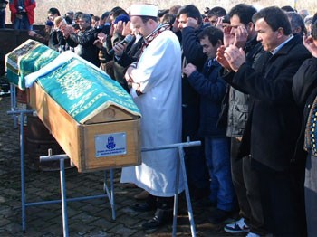 Anne ile minik Aysima bir tabuta diğer kardeşler bir tabuta