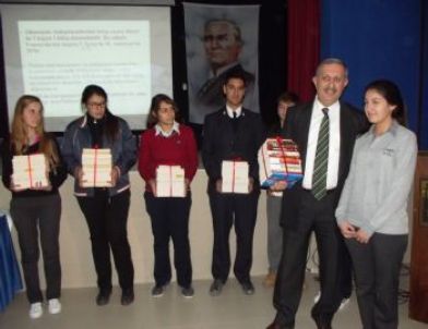 Ayvalık’ta Gezen Kitap Okuyan İnsan Hamlesi